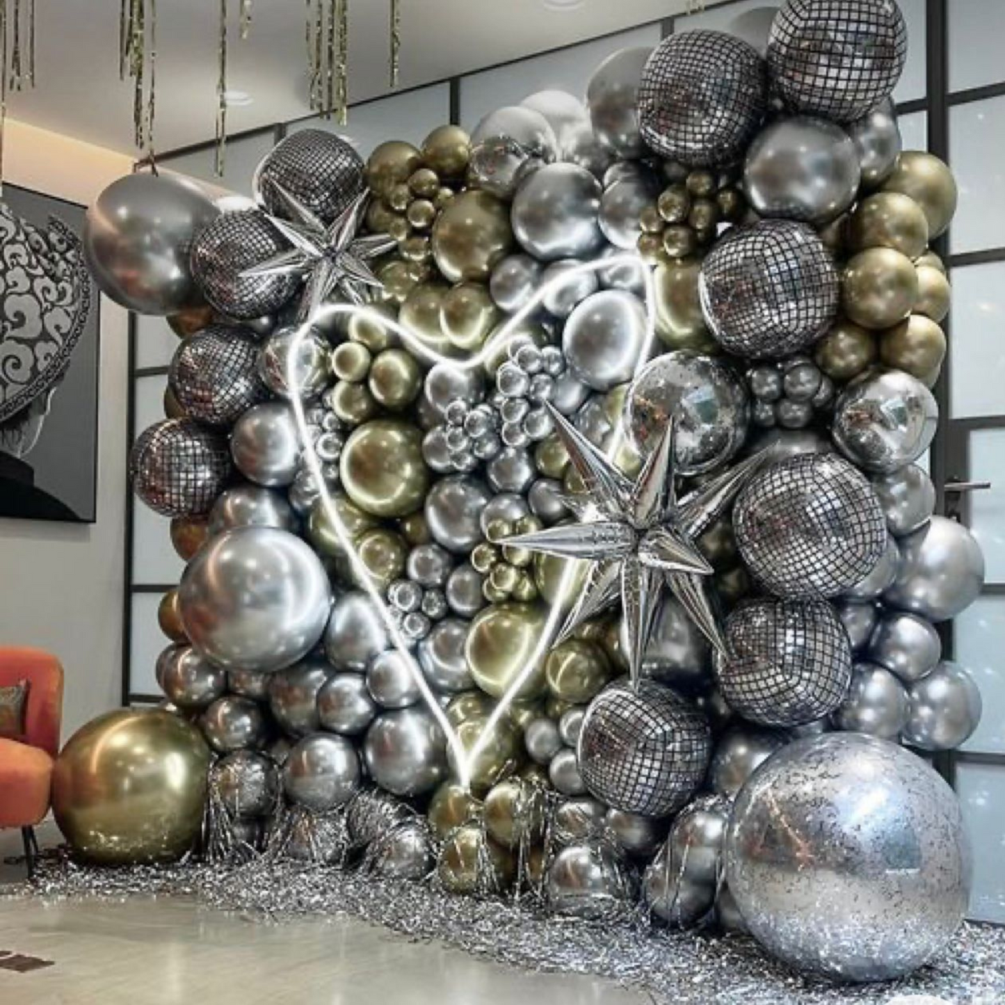 Décors avec des néons et structures de ballons