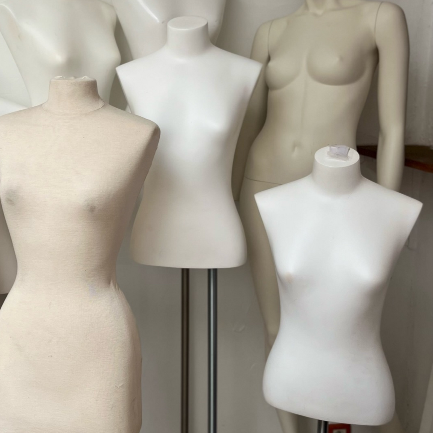 Mannequin sur pied en plastique (15 en stock)