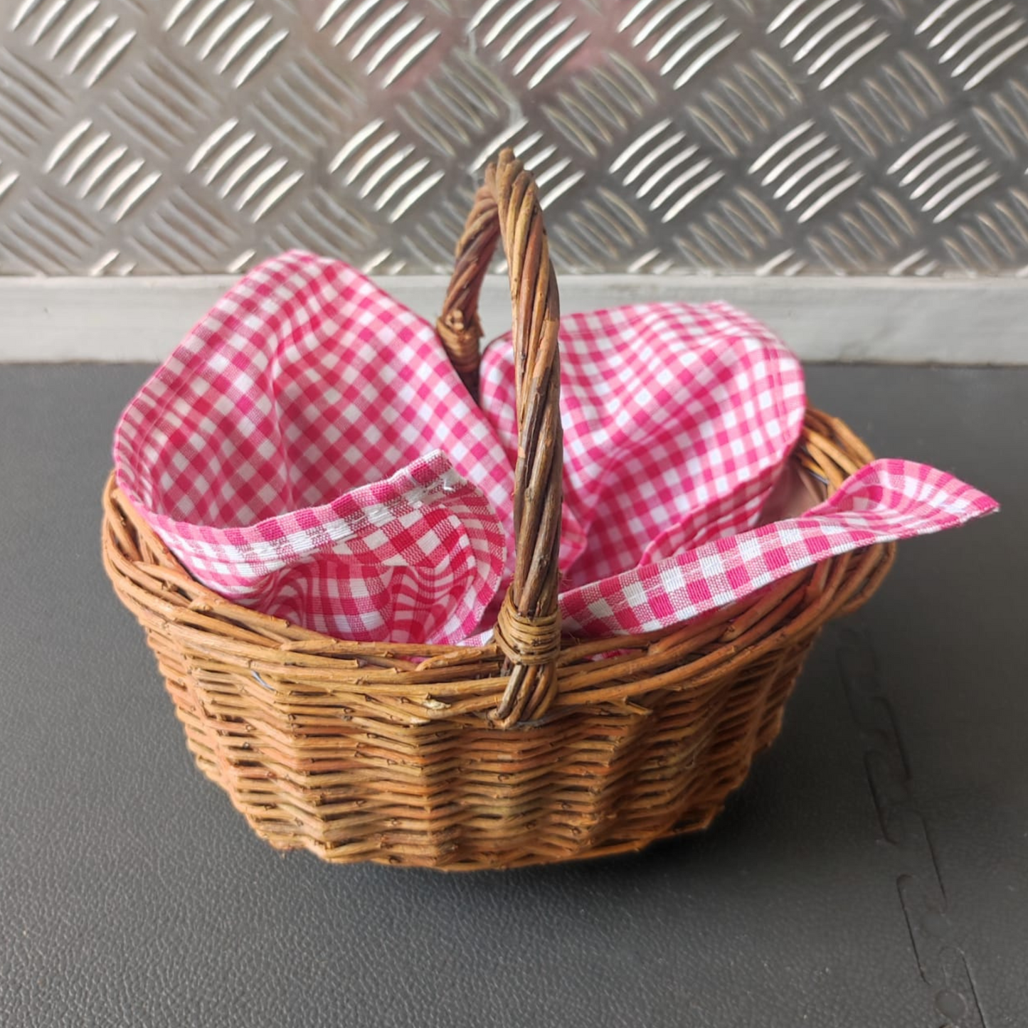Panier osier avec serviette vichy rose (250 en stocks)