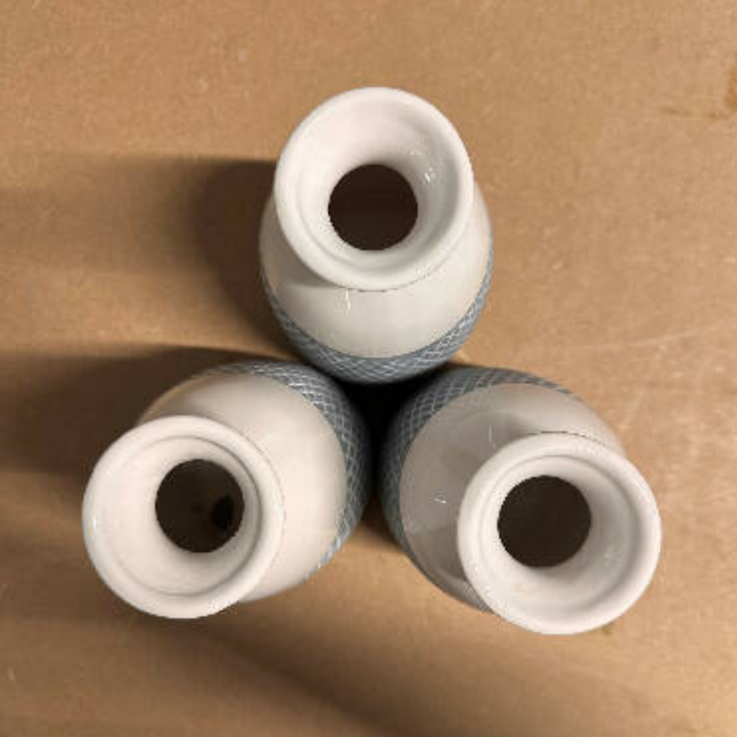 3 vases gris et blanc en céramique