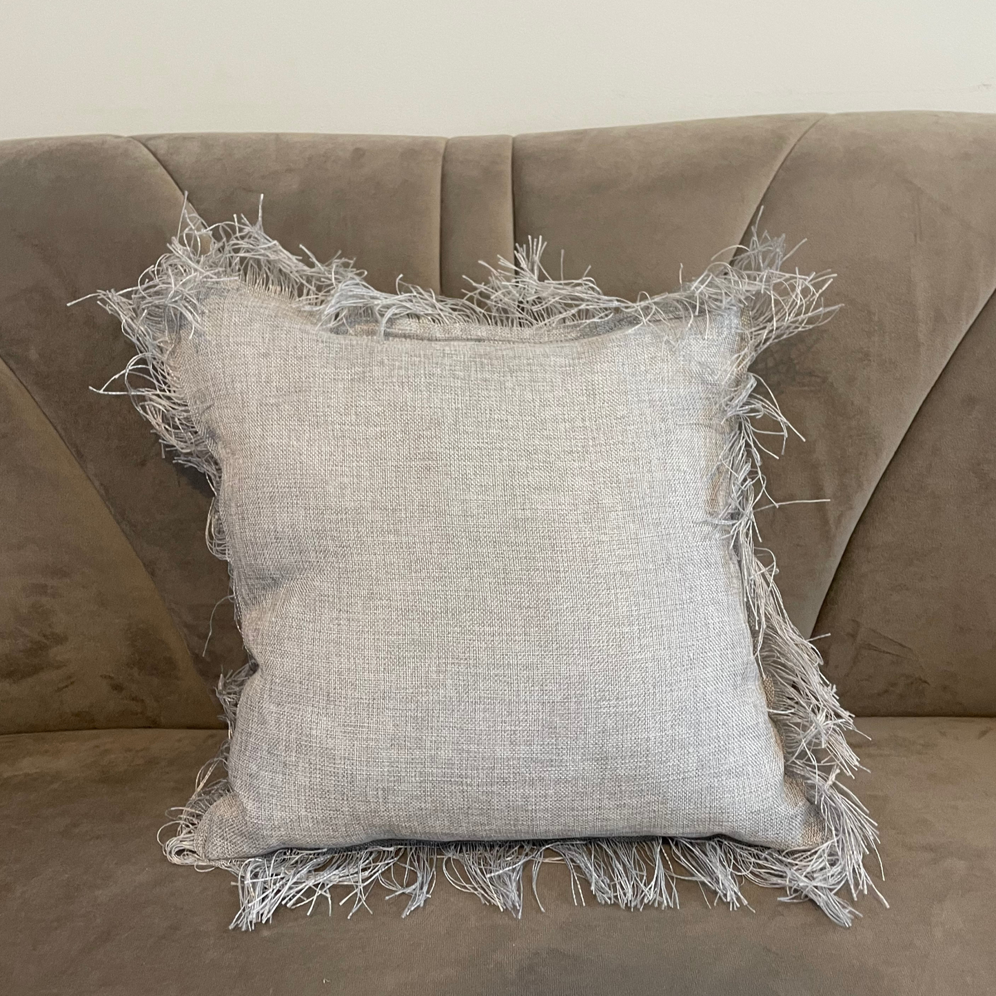 Coussin gris avec frange