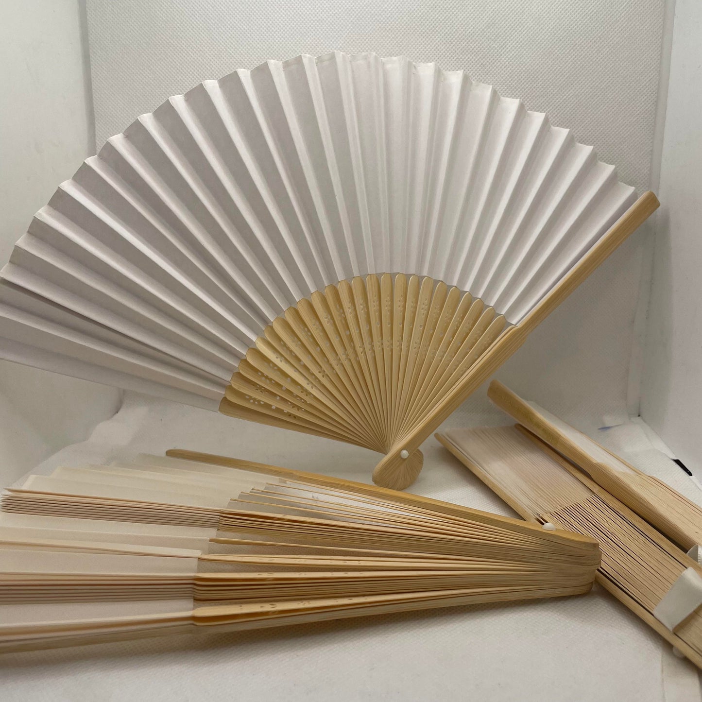 Lot de 8 éventails blancs et bois