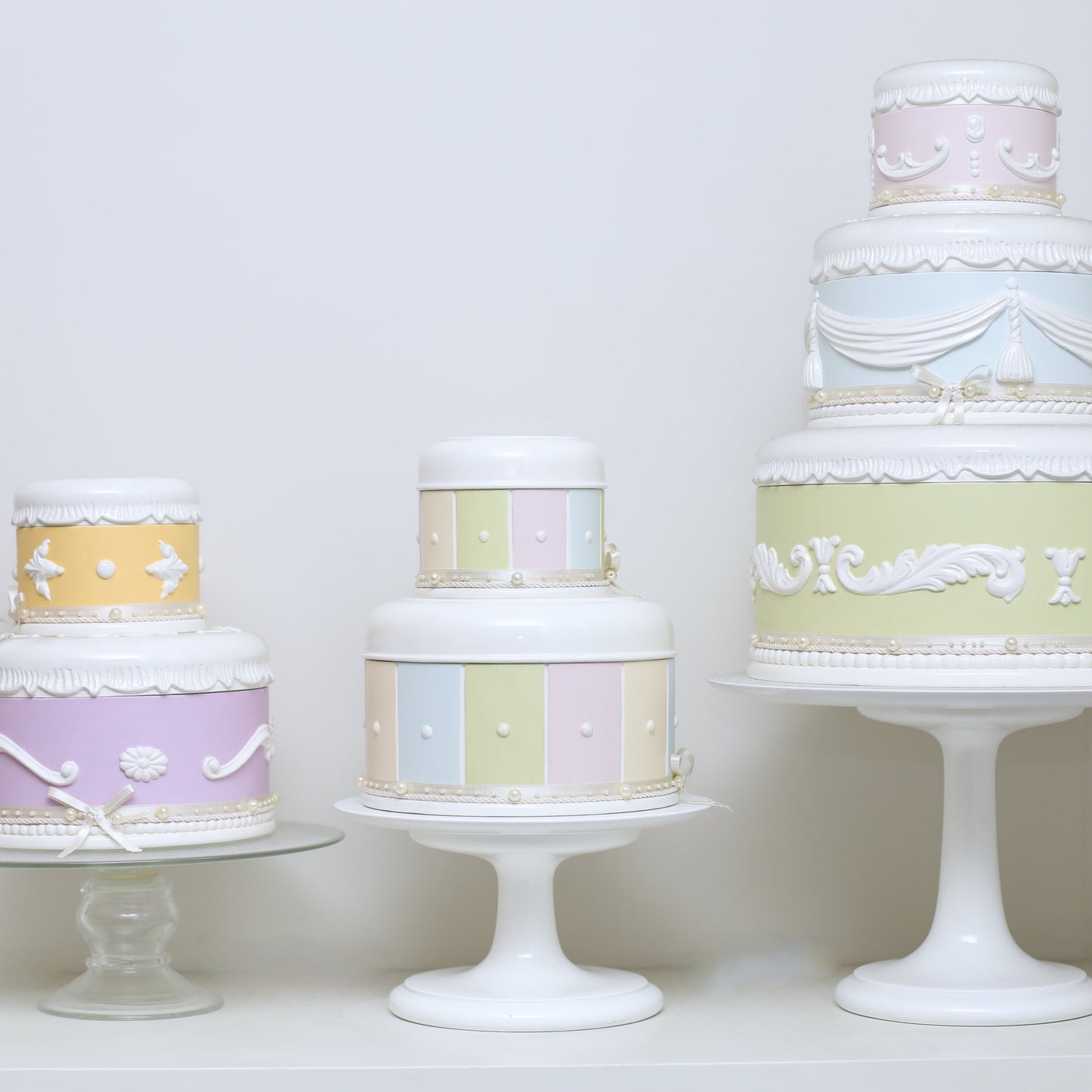 Lot de 3 gateaux en porcelaine