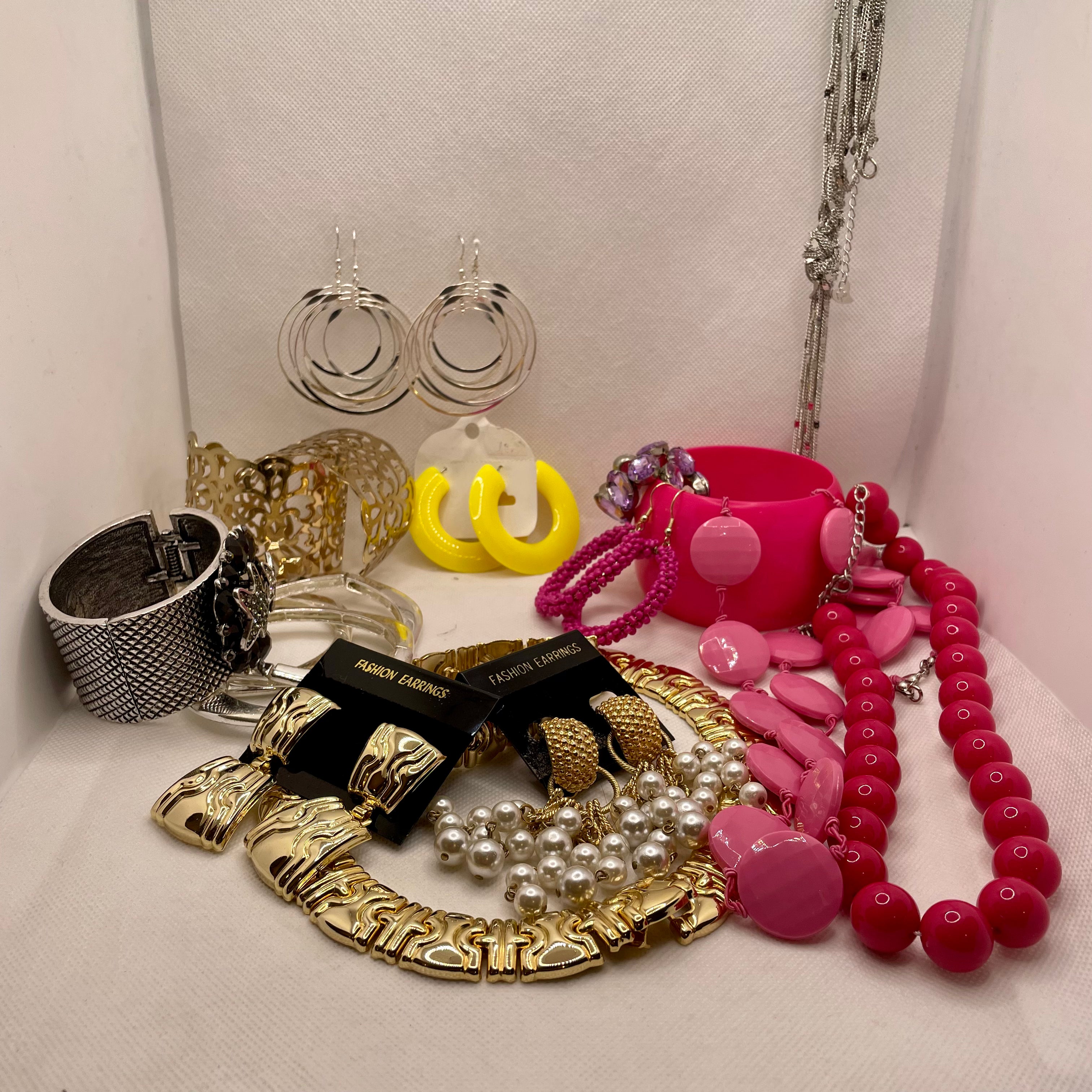 Lot de bijoux fantaisie composé de trois broches : fleur ornée d Lot de bijoux fantaisie composé de trois broches : fleur ornée d